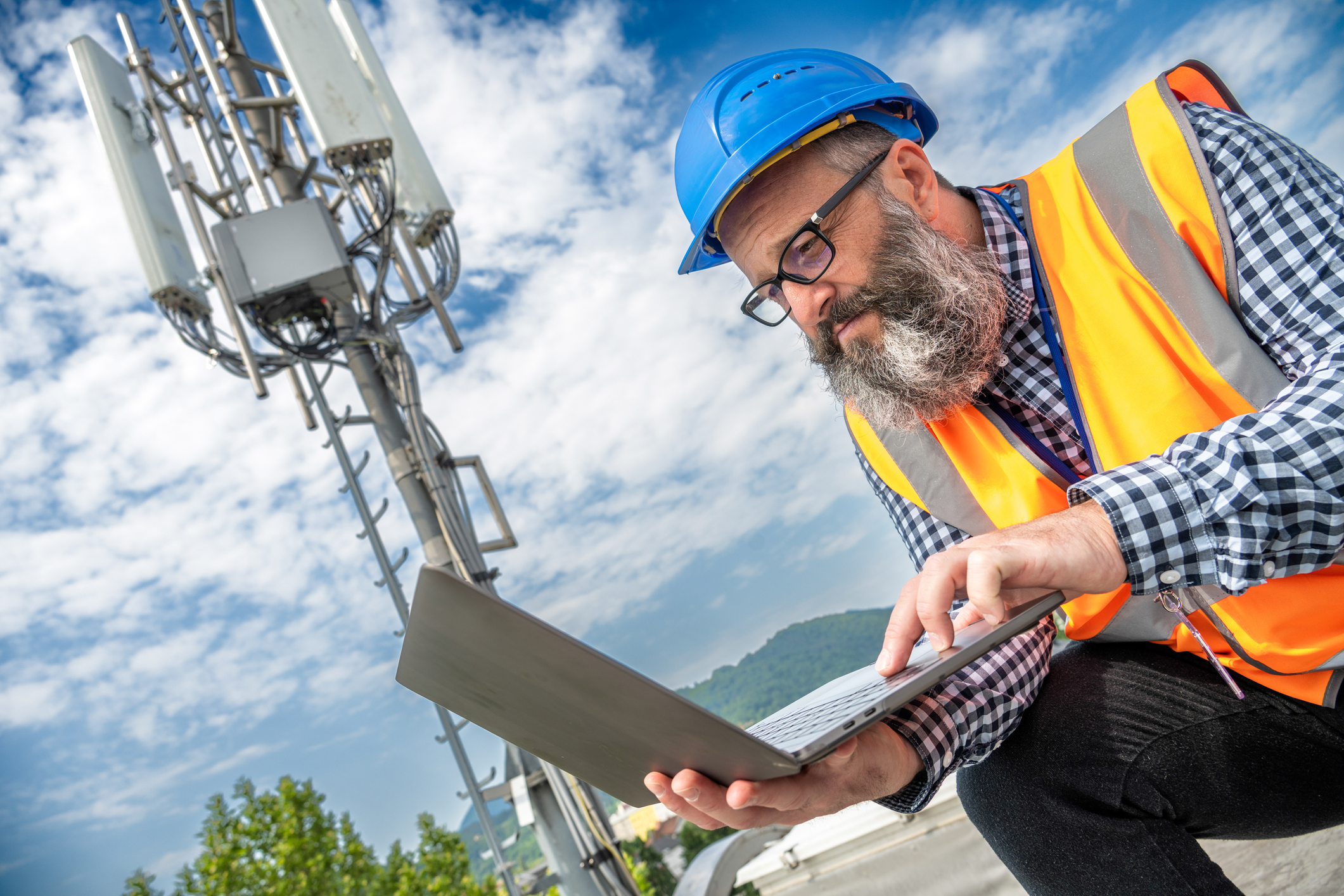 bearded mobile tower worker with laptop
