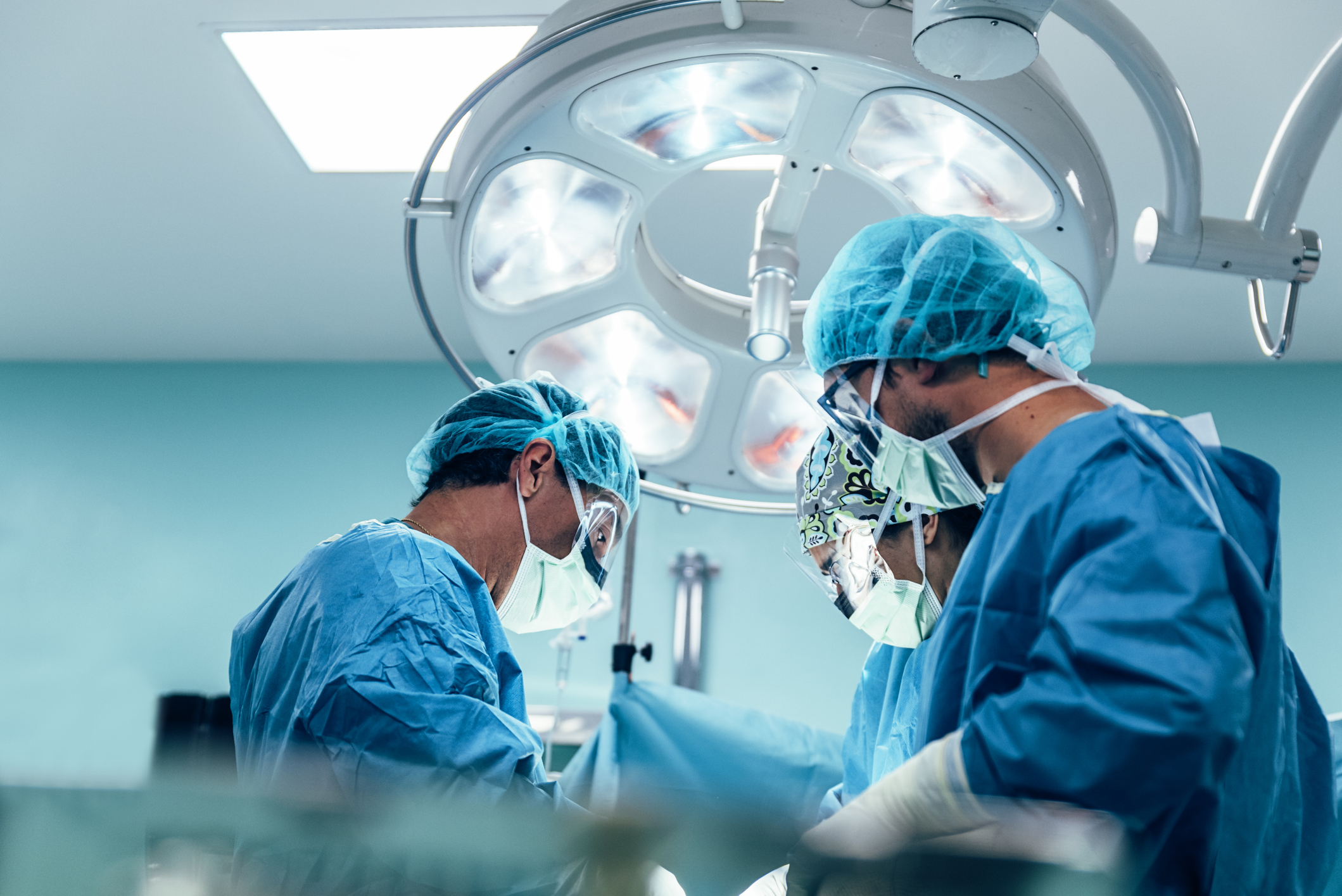 A team of surgeons works in the operating room.