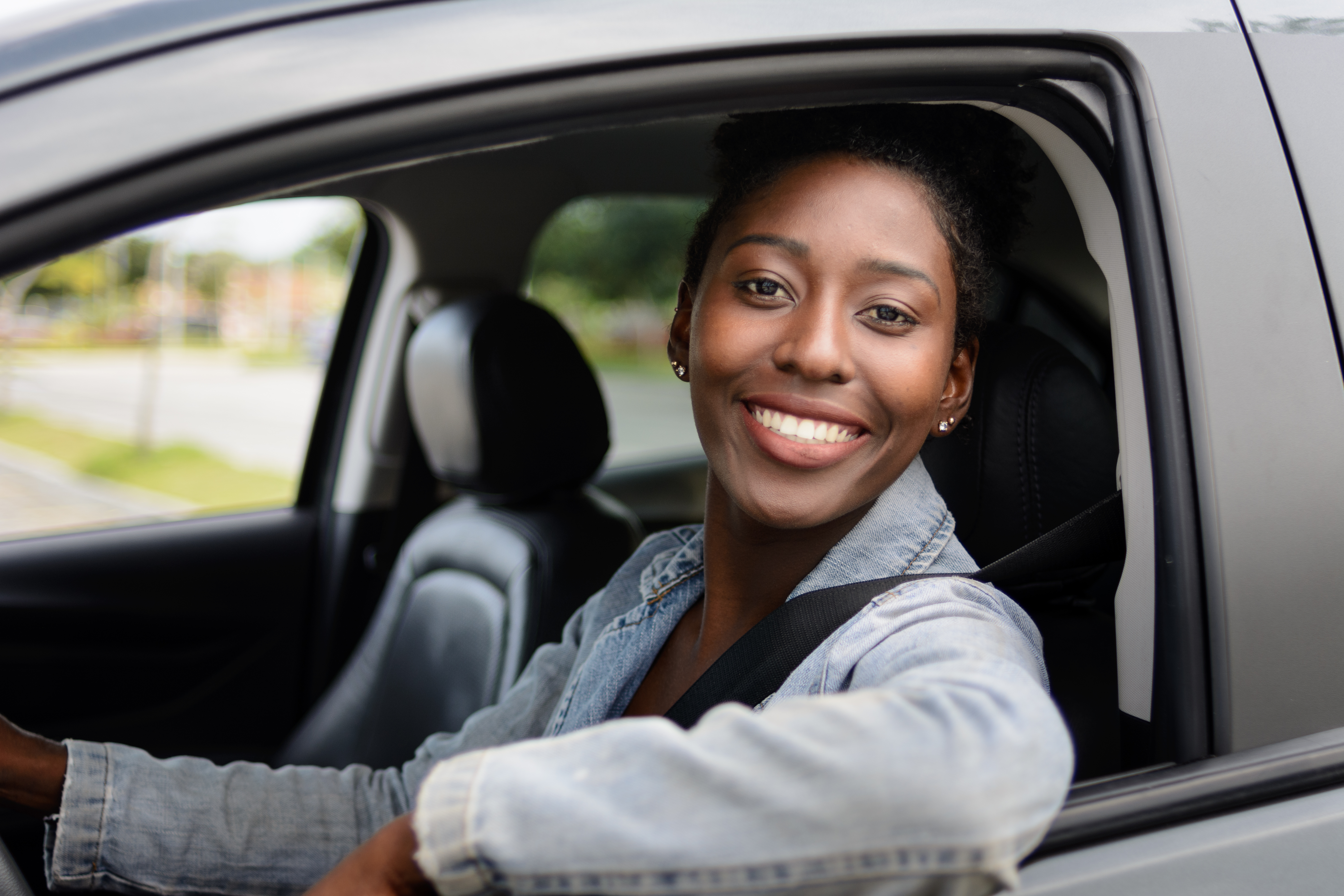 driver car rideshare driving smile woman