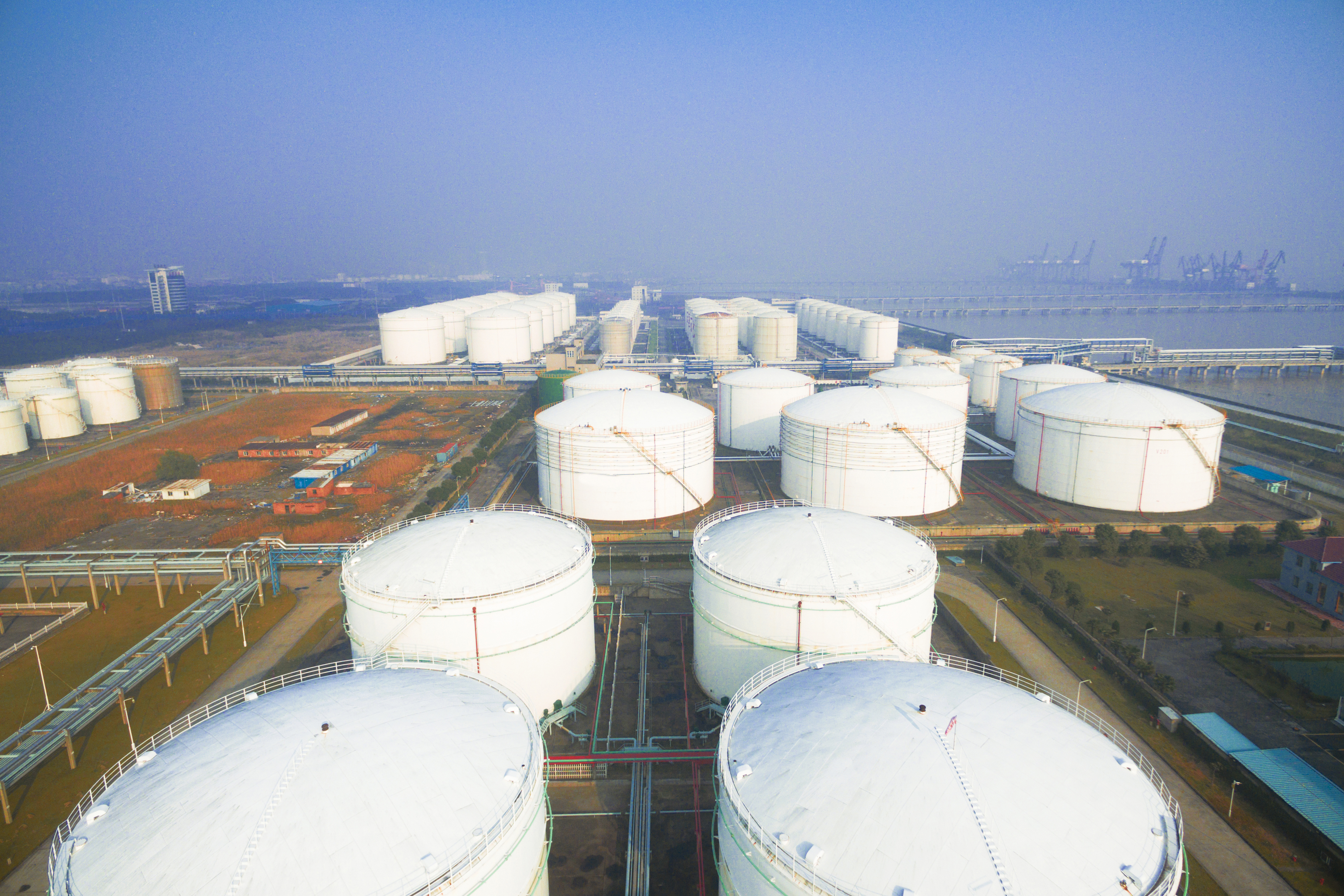Before You Buy Chevron or Enterprise Products Stock: Here's 1 Energy Dividend Stock I'd Buy First