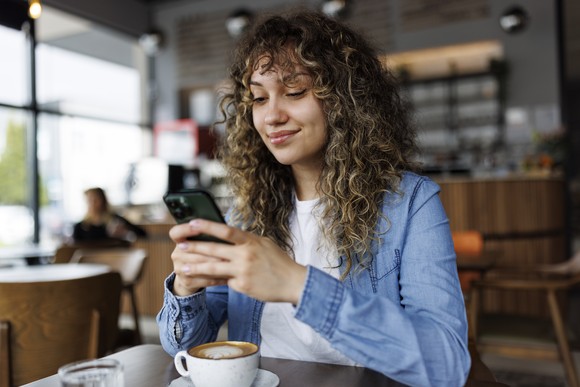 A learner learns on her phone.