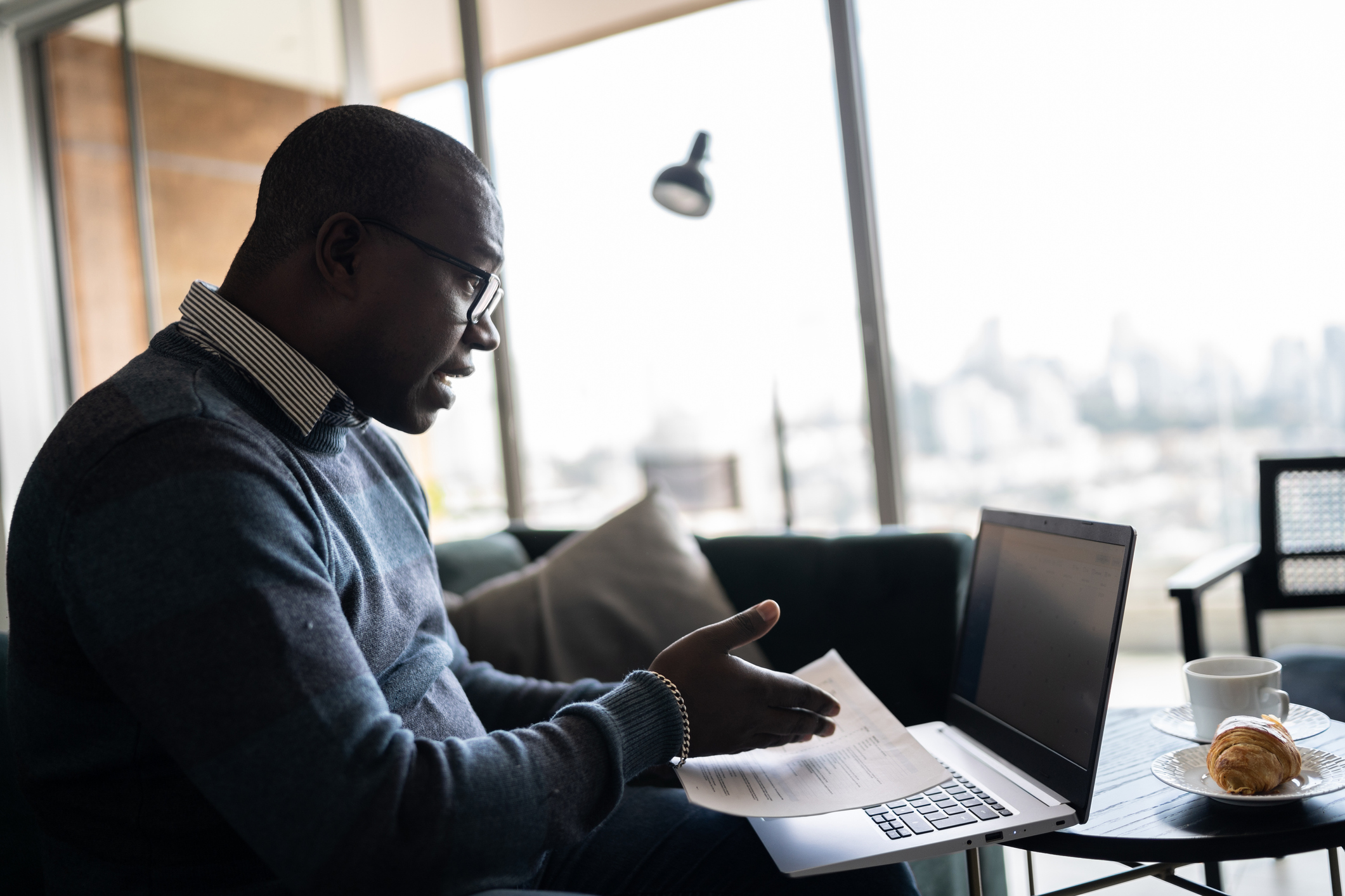 investor looks angrily at laptop