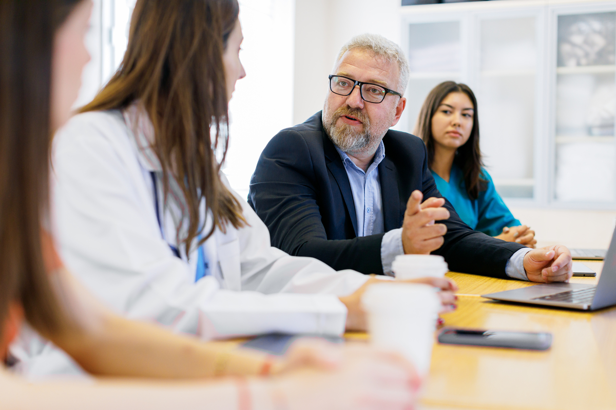 Businessperson_talkling_to_colleagues_in_office_meeting
