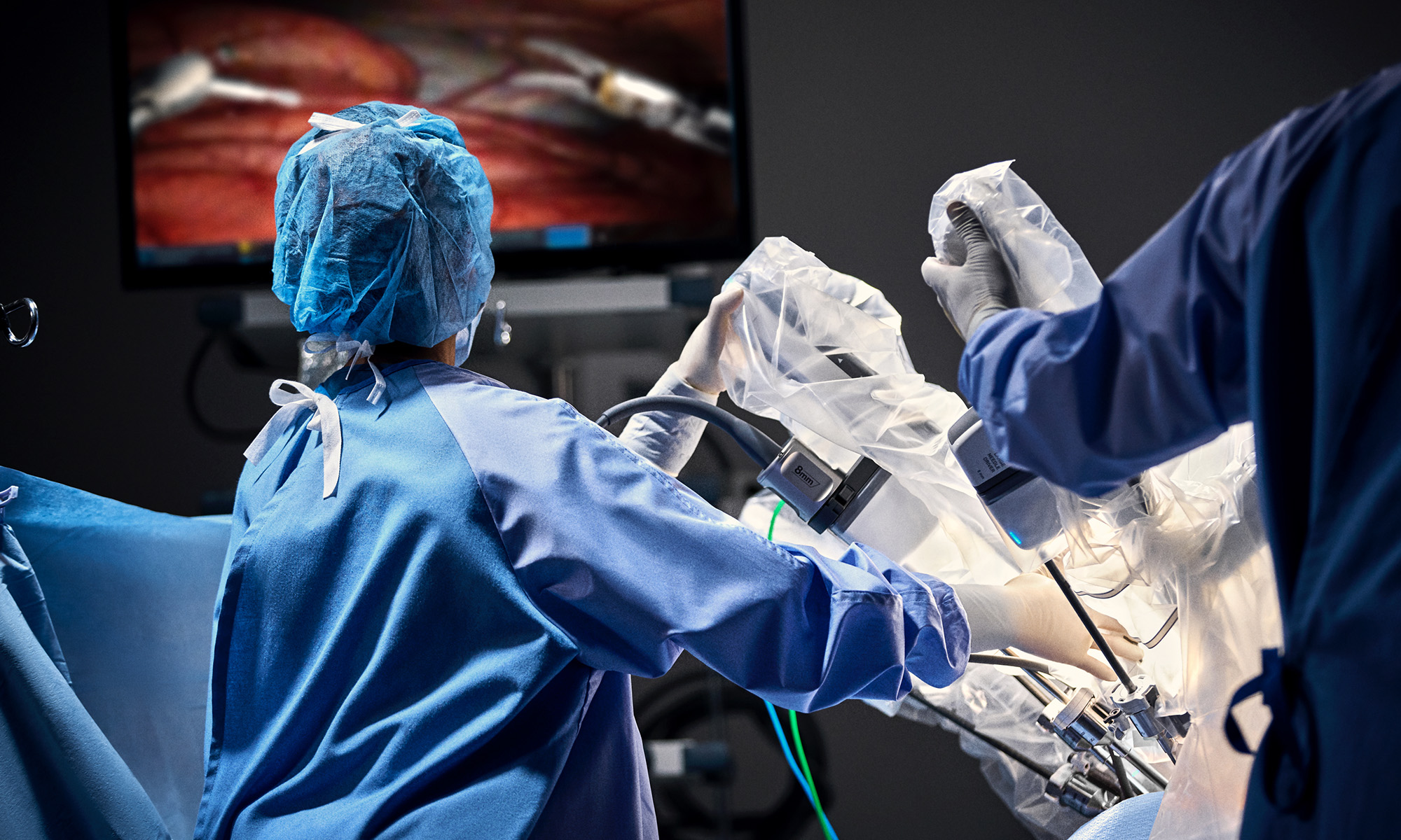 intuitive surgical davinci robot being used in an operating room_intuitive