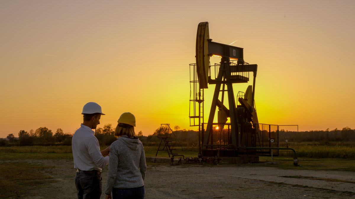 fool.com - Reuben Gregg Brewer - Devon Energy vs. Chevron: Here's the Better Oil Stock to Own Right Now