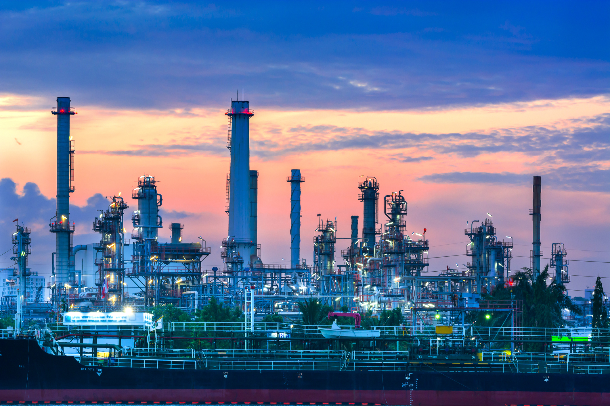 Нефтеперерабатывающий завод в утреннем тумане