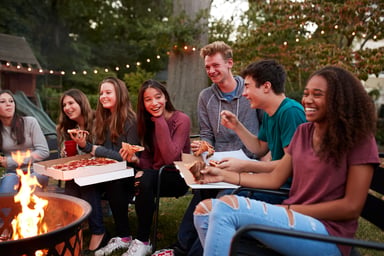teens_eating_pizza