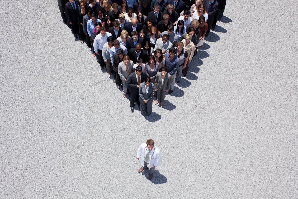 Толпа. Человек перед толпой. Образ толпы. Вопрос в толпу. Толпа с поднятыми руками.