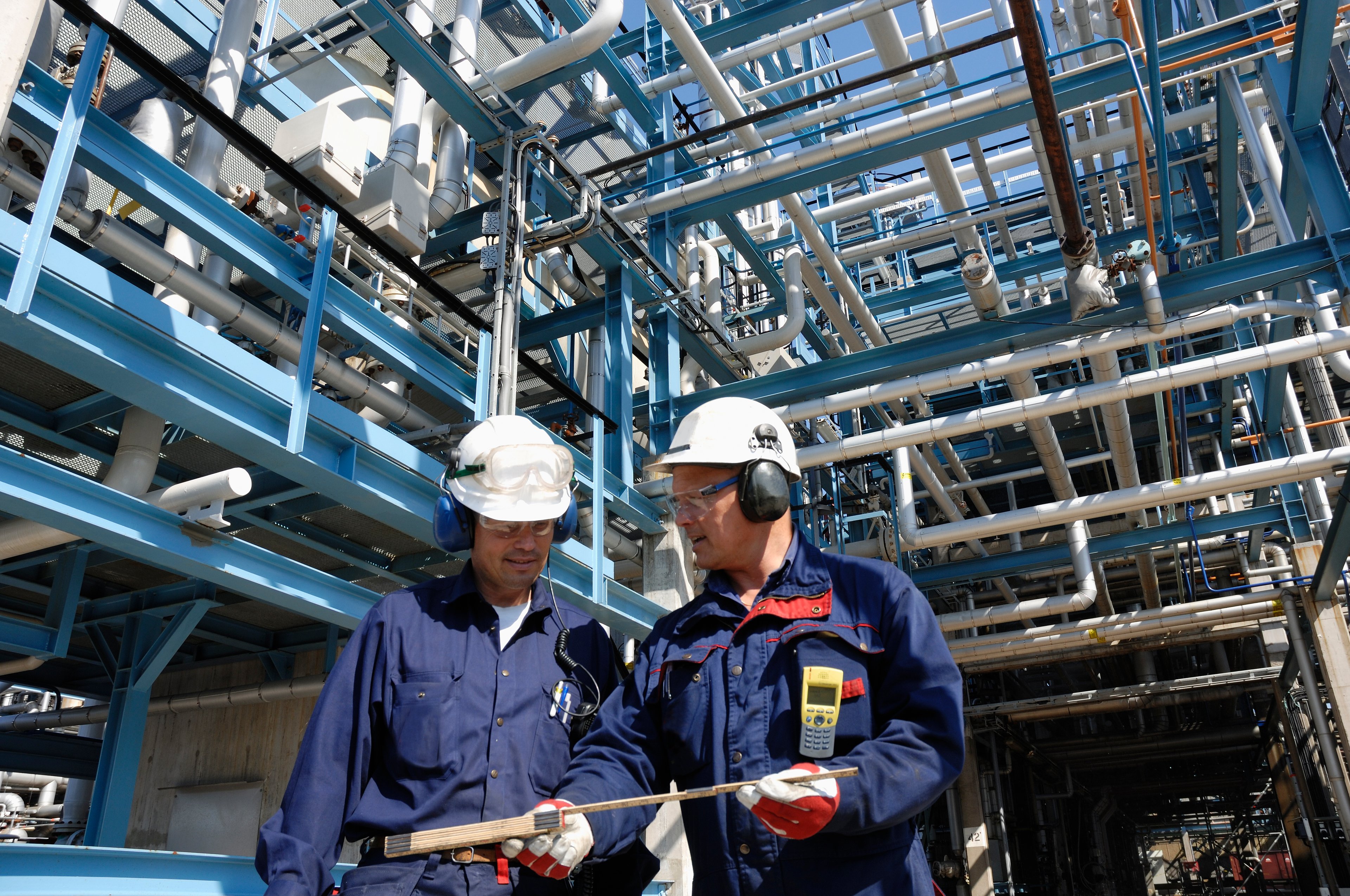 160620 Getty Oil Workers Refinery Engineers