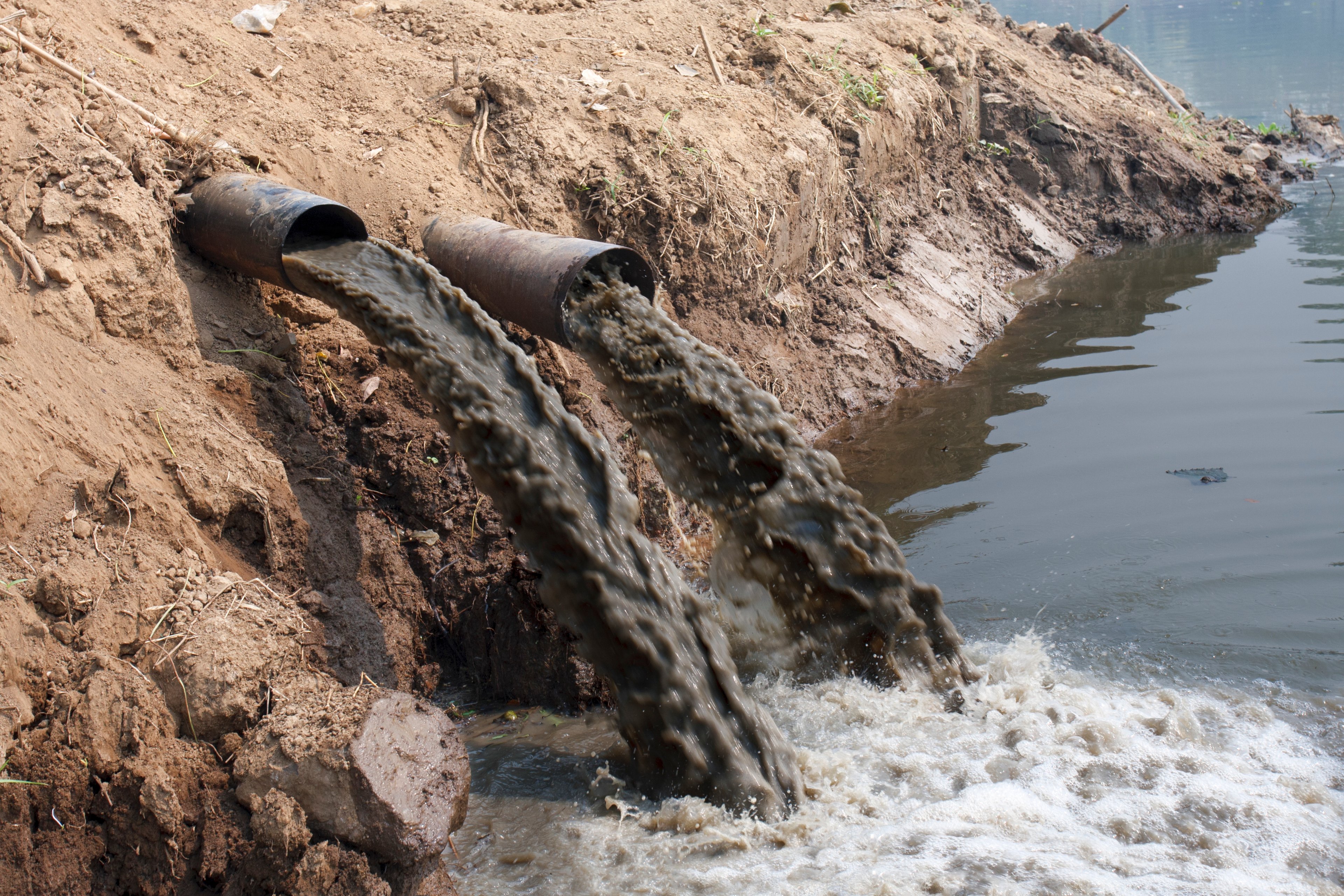 160914 Getty Pipes Pouring Pollution into River