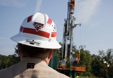 17_02_14 CONSOL Energy employee at a well_CNX