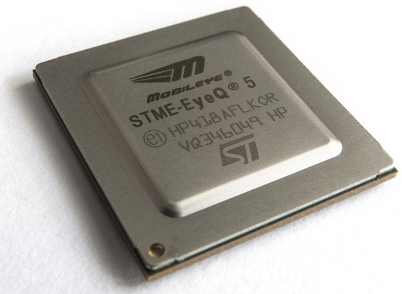 The EyeQ5 chip is shown on a white background. 