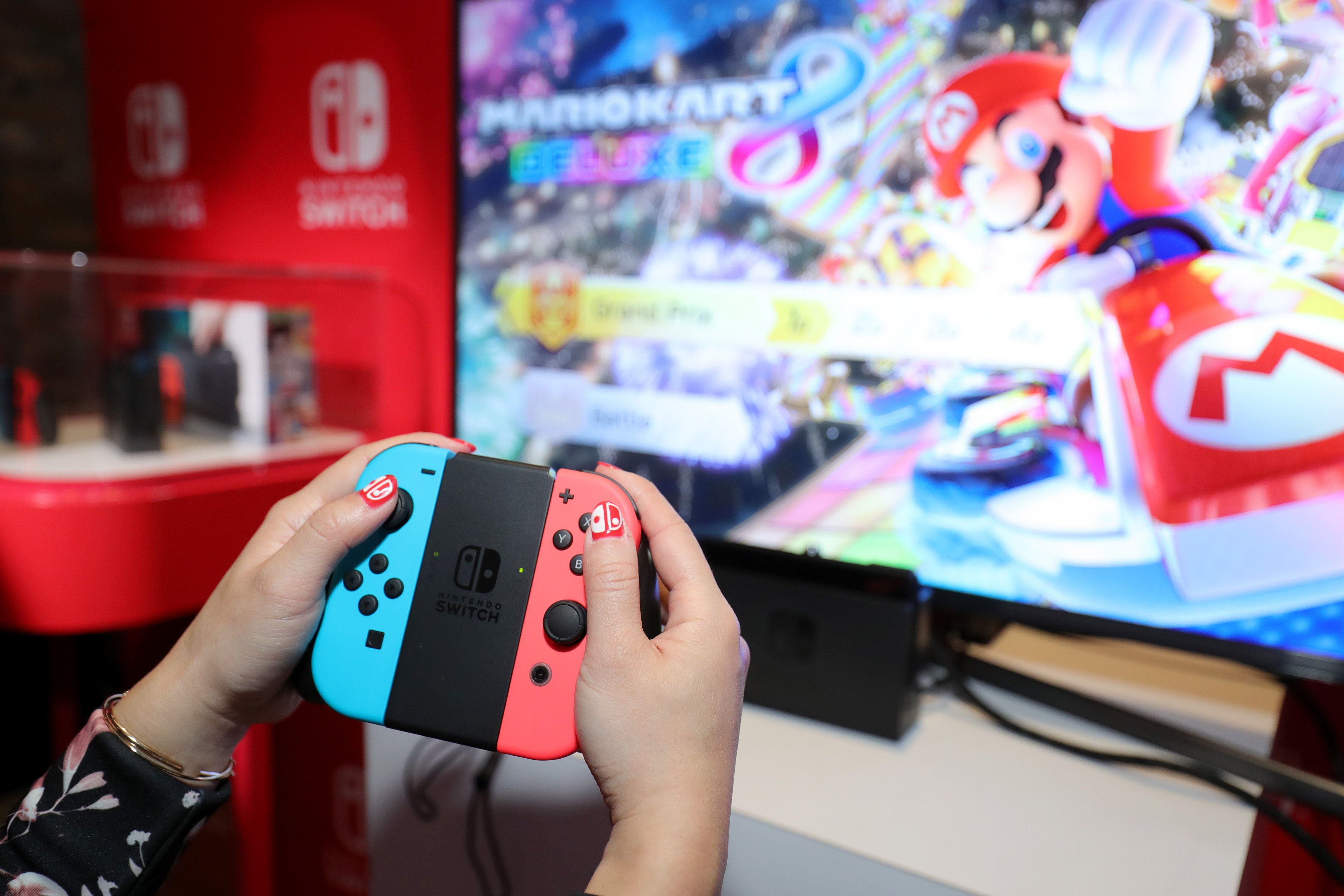 A user controlling the Nintendo Switch console. 