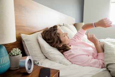 Fitbit-Flex-2_Woman_Waking-Up_Lifestyle