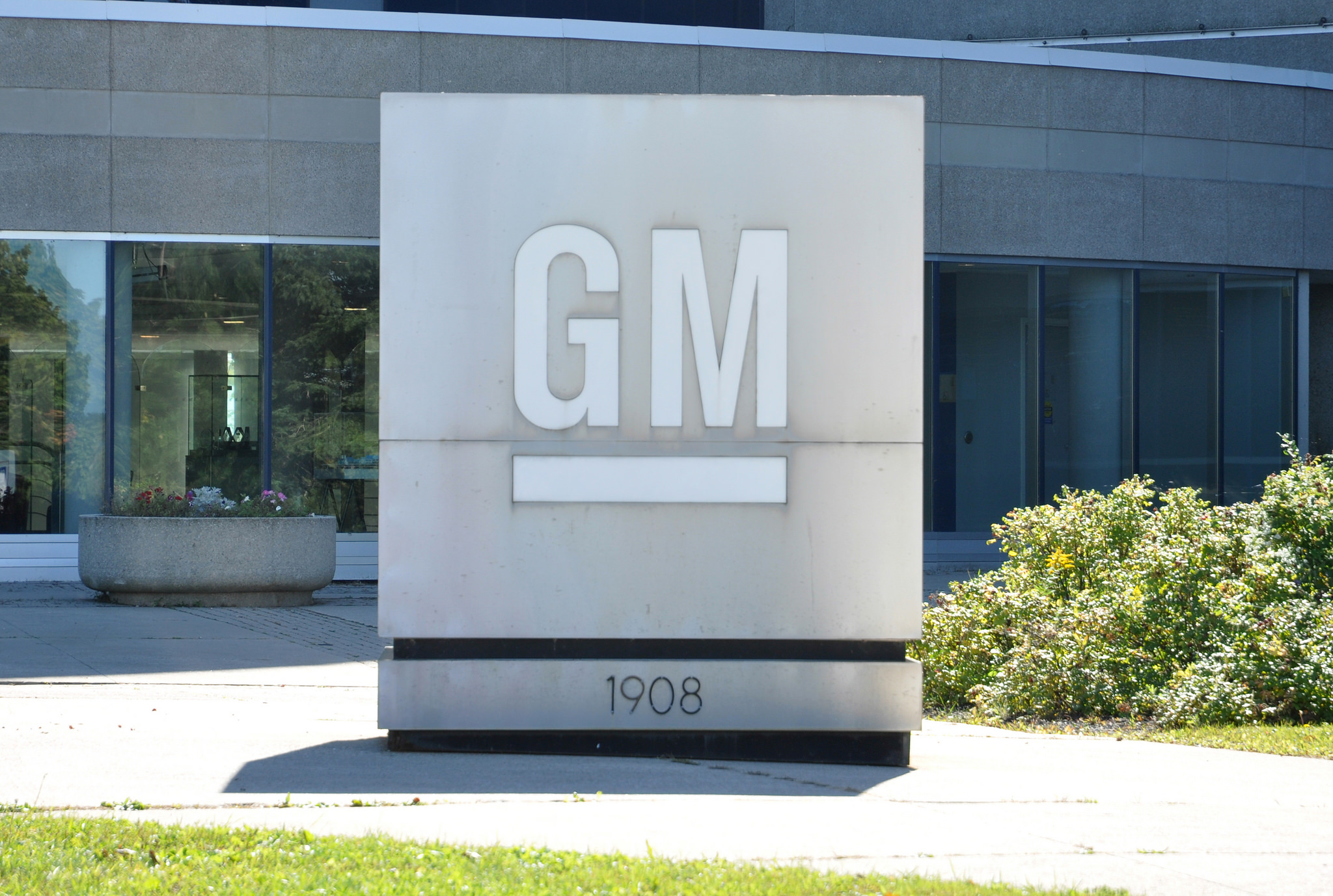 A GM sign in front of the company's headquarters