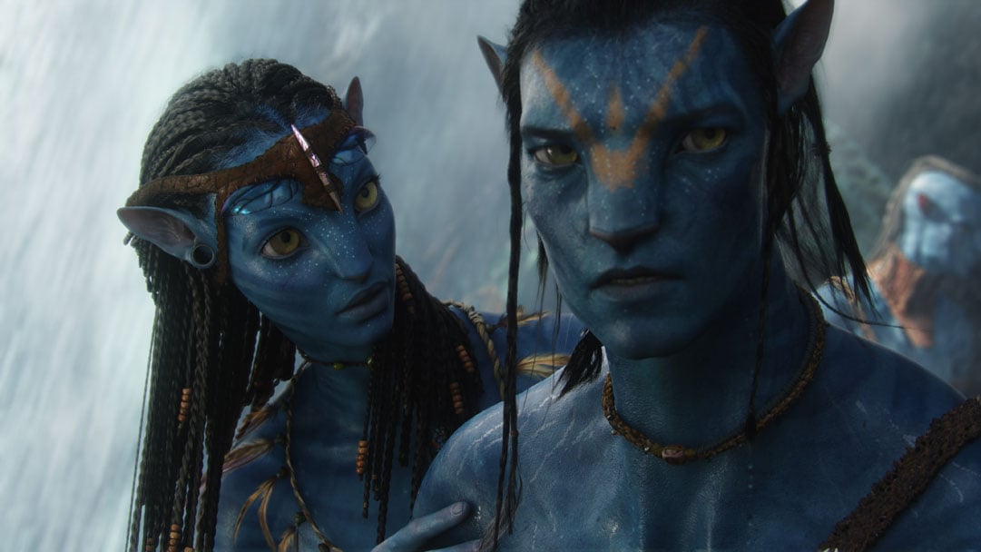 Characters Jake and Neytiri from 'Avatar' looking determined.