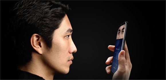 A man uses the Galaxy S8's iris scanner.