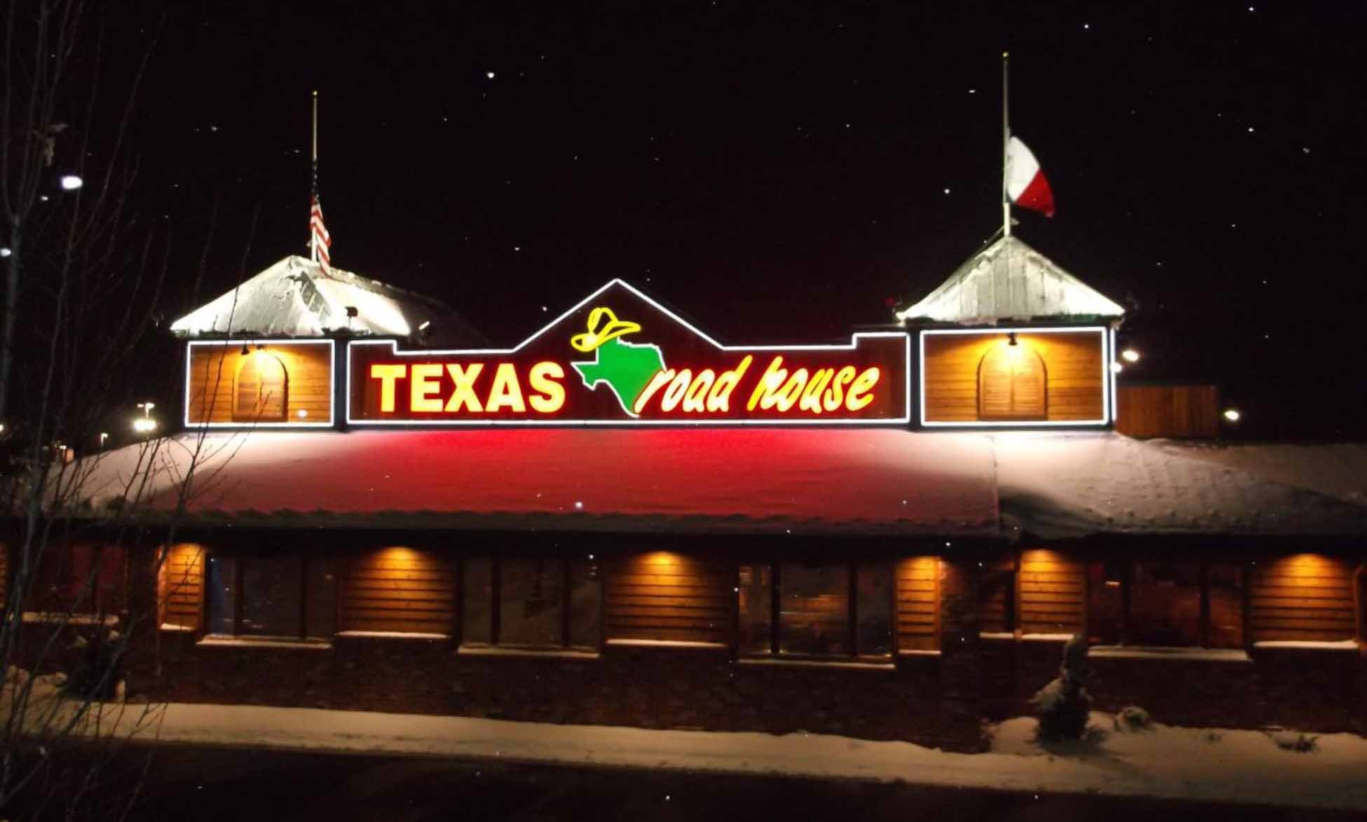 A picture of a recently opened Texas Roadhouse restaurant.
