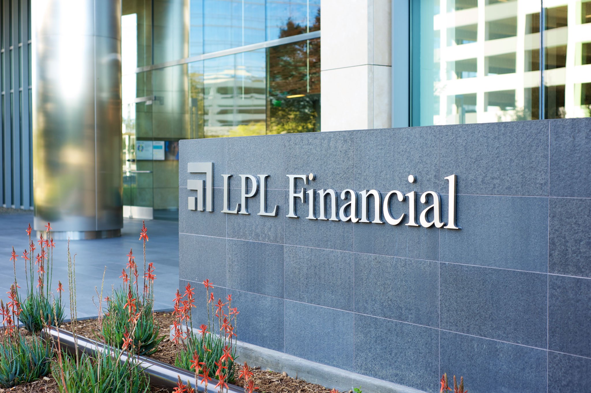 A bank front with a sign outside that says LPL Financial. 