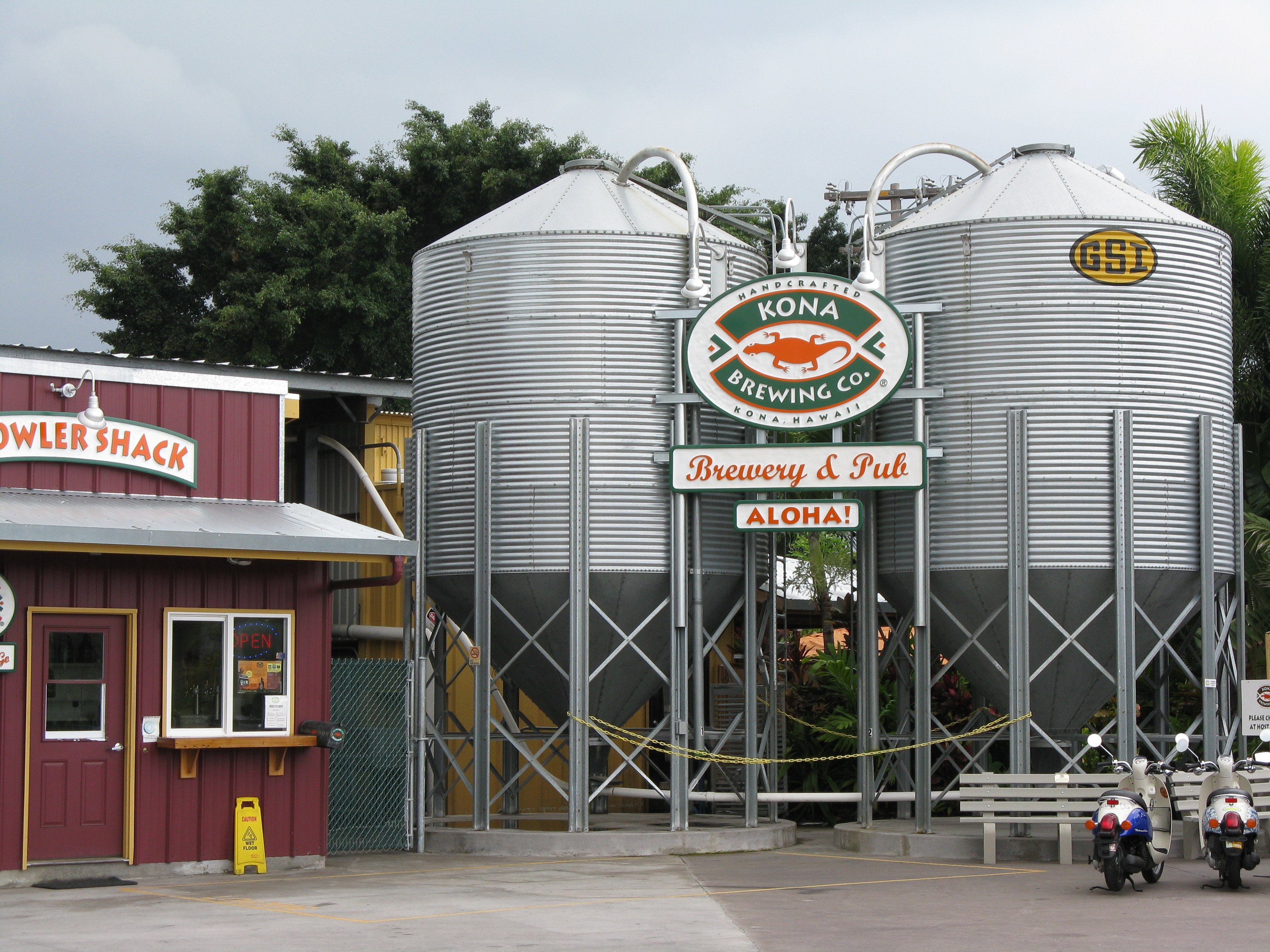 A picture of a Kona brewery and bar in Hawaii, with a sign that says Aloha. 