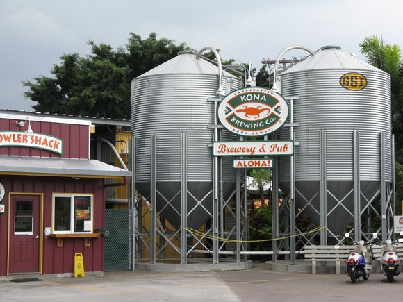 A picture of a Kona brewery and bar in Hawaii, with a sign that says Aloha. 