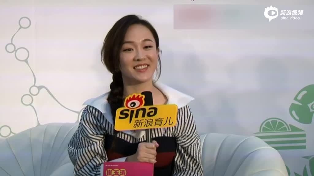 A SINA Video reporter conducting a news segment.