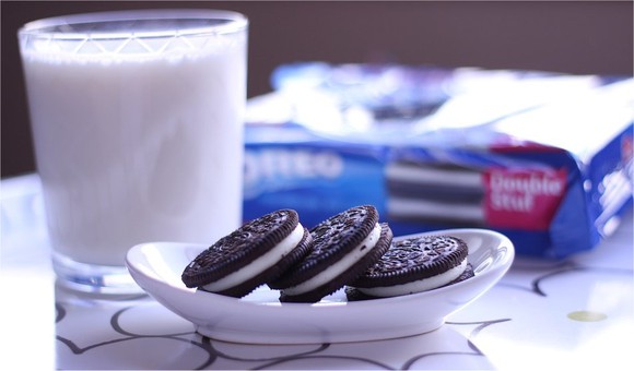 A plate of Oreos and a glass of milk.