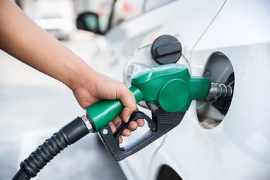 filling up gas_GettyImages-524036576