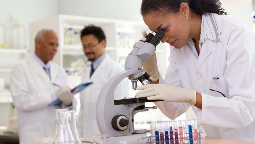 Scientists at a J&J lab.