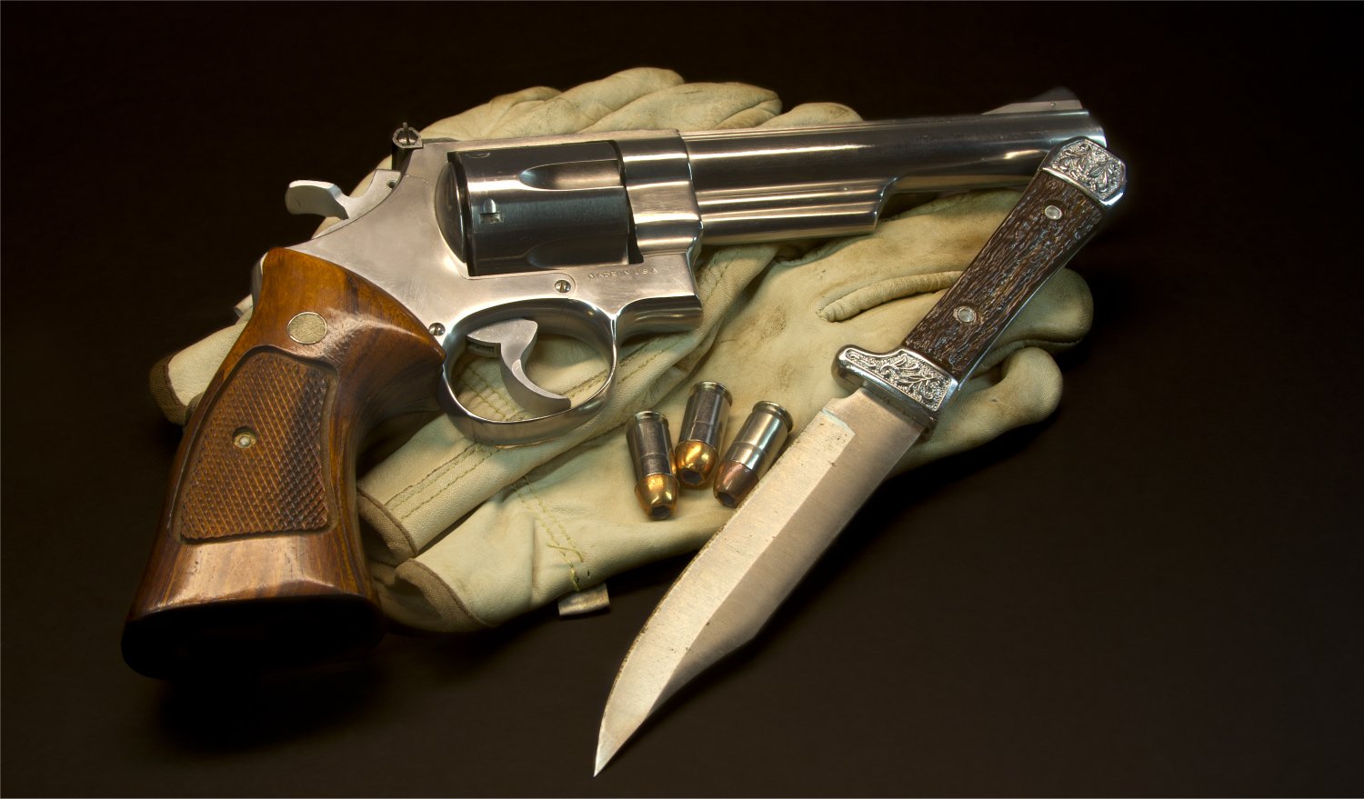 A Smith & Wesson revolver and a knife.