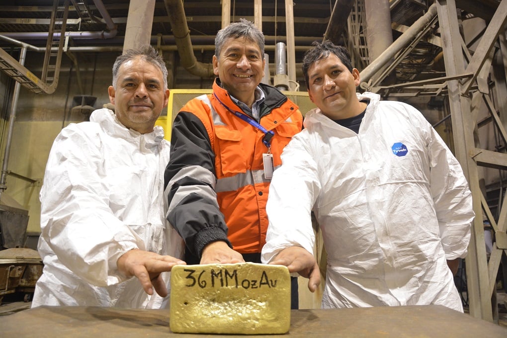 Big gold bar with workers.