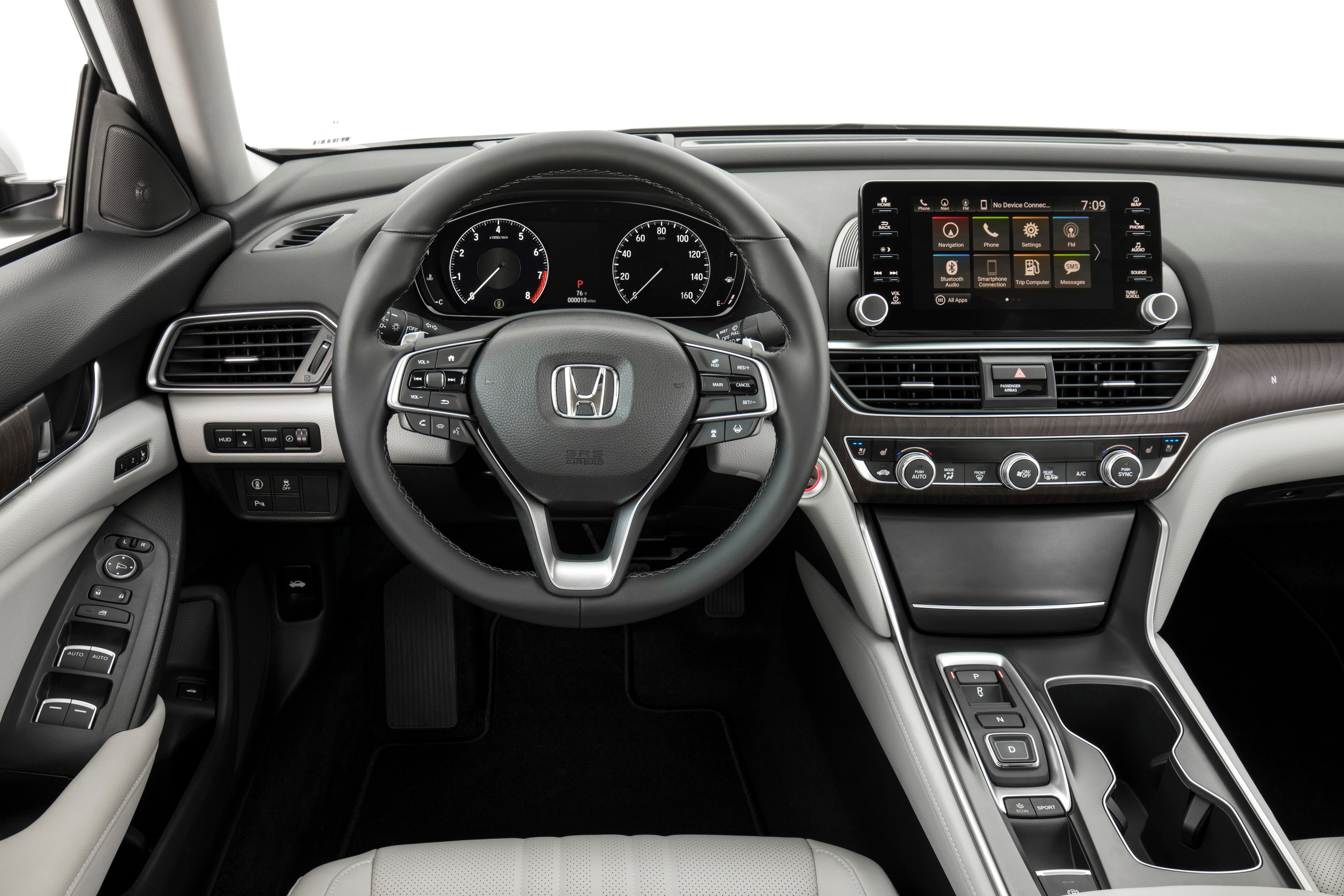 The dash and instrument cluster of the 2018 Honda Accord.