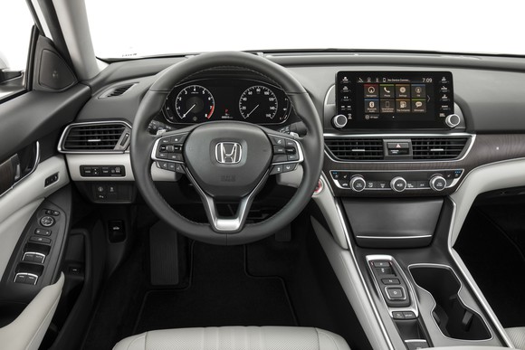 The dash and instrument cluster of the 2018 Honda Accord.