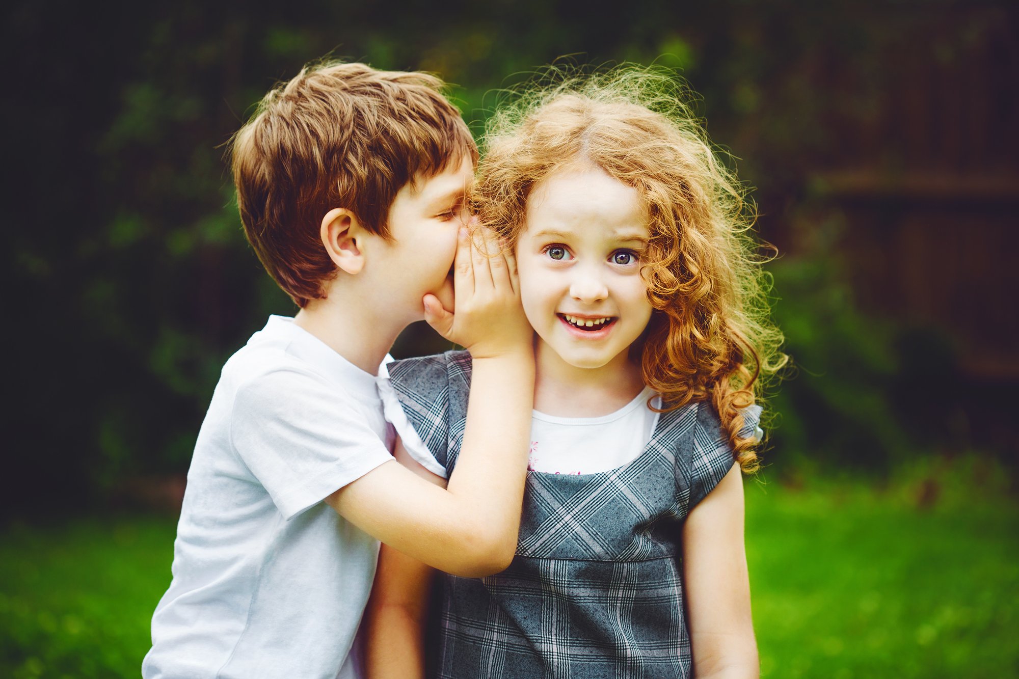 Boy and girl. Дева мальчик. Дети мальчик и девочка. Маленькие мальчик и девочка.