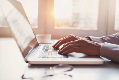 composing an email_GettyImages-607654636
