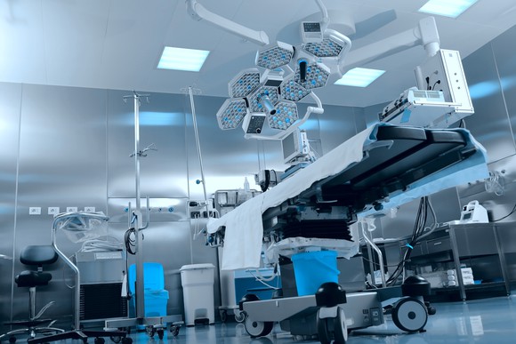 An image of an operating room.