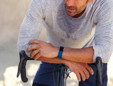 Fitbit-Charge-2_Man_Bike_Lifestyle