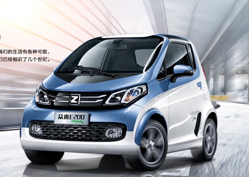 A blue and white Zotye E200.