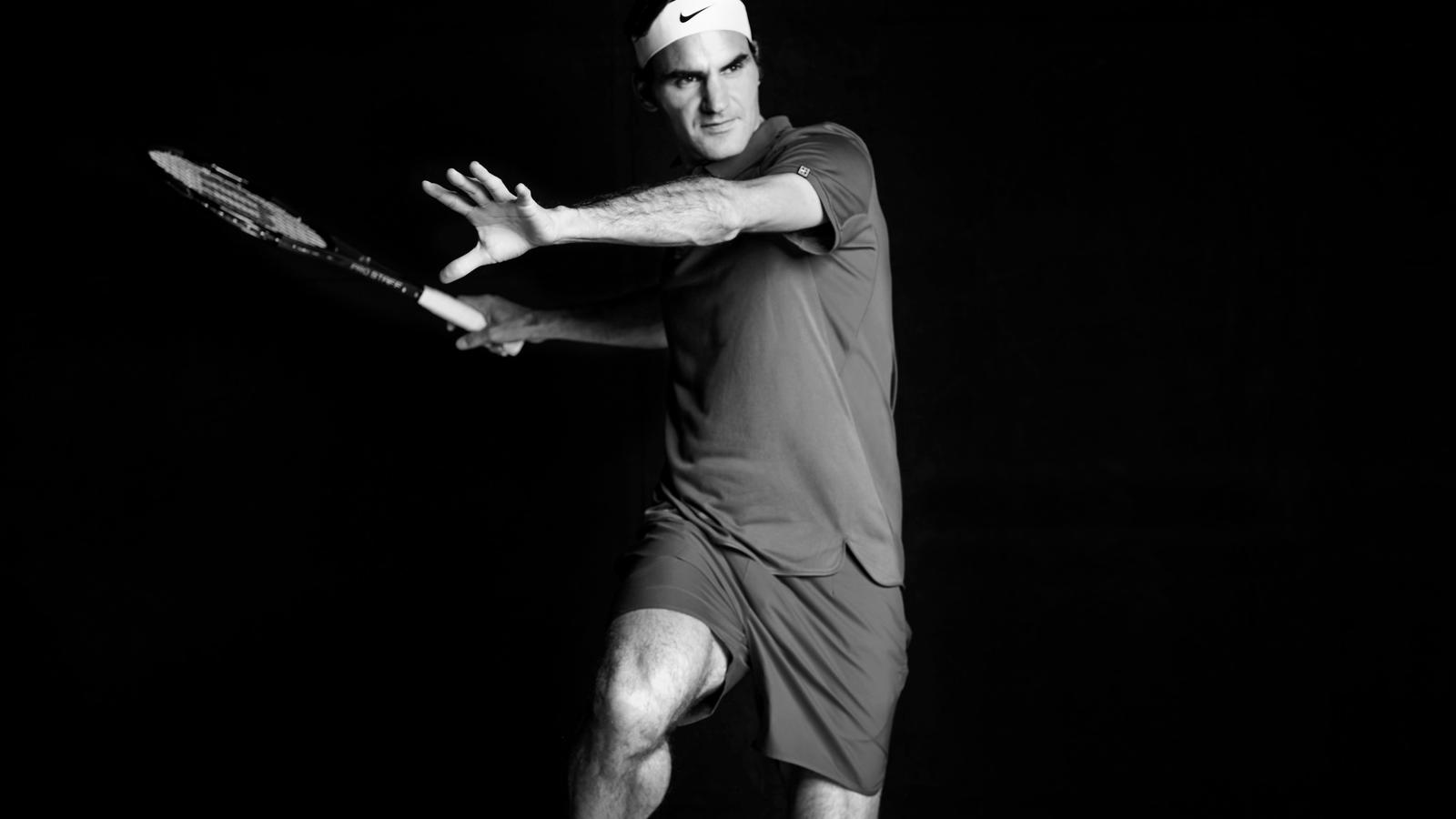 Roger Federer prepares to swing his racquet.