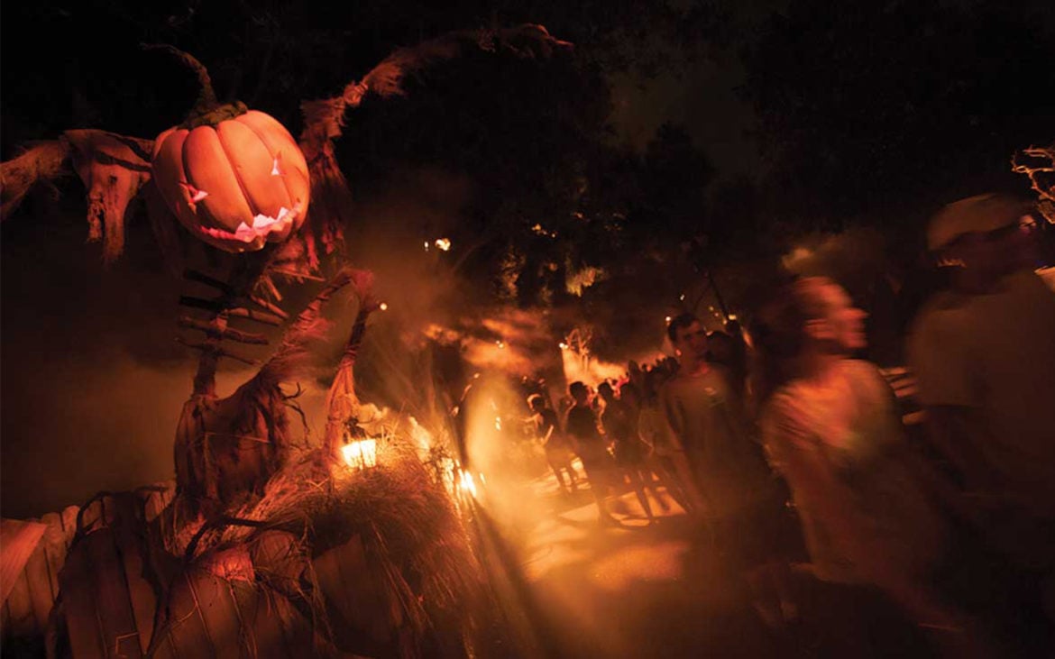 A scare zone at Halloween Horror Nights 27 during cast member previews.