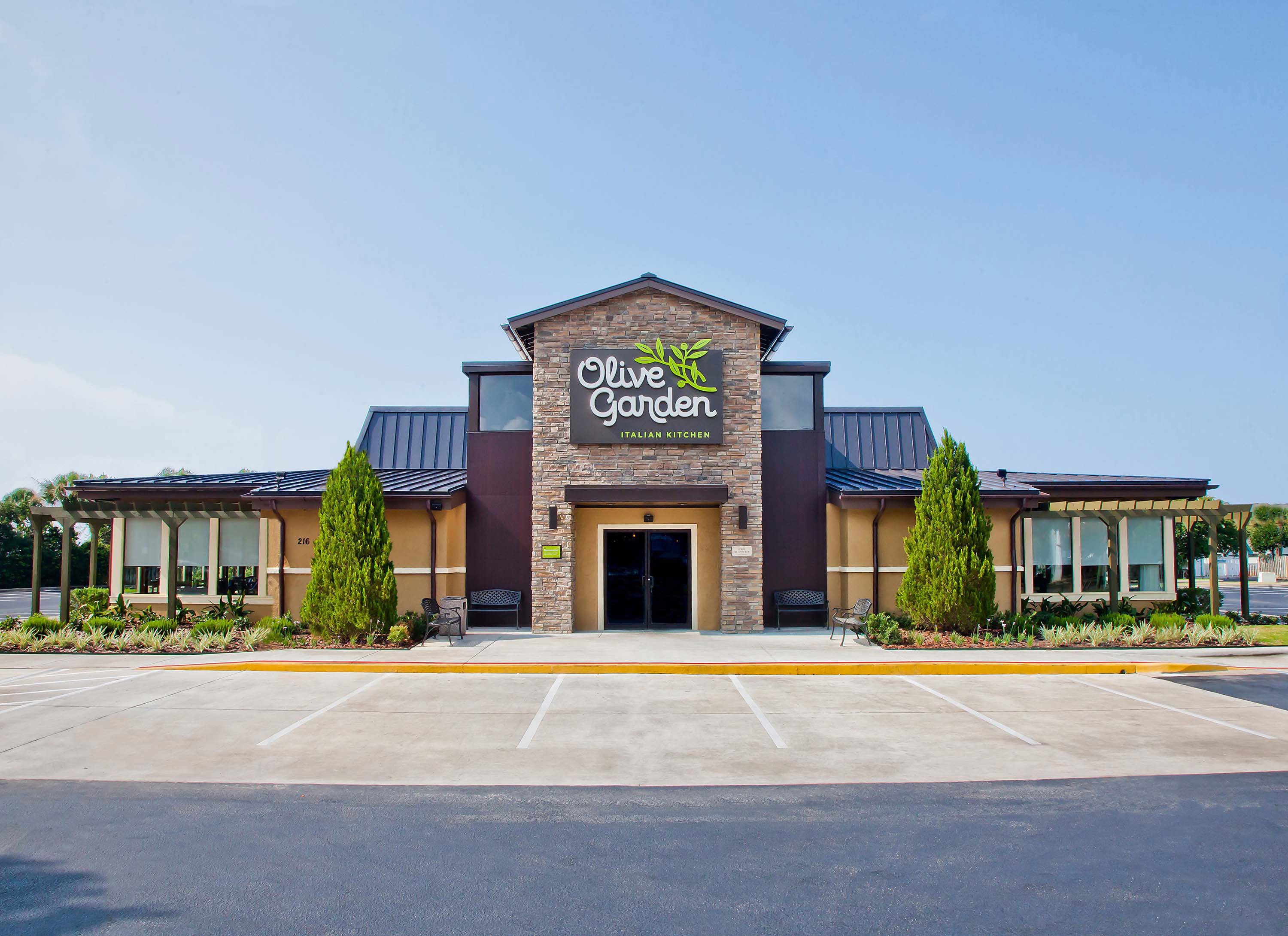 The front of an Olive Garden restaurant