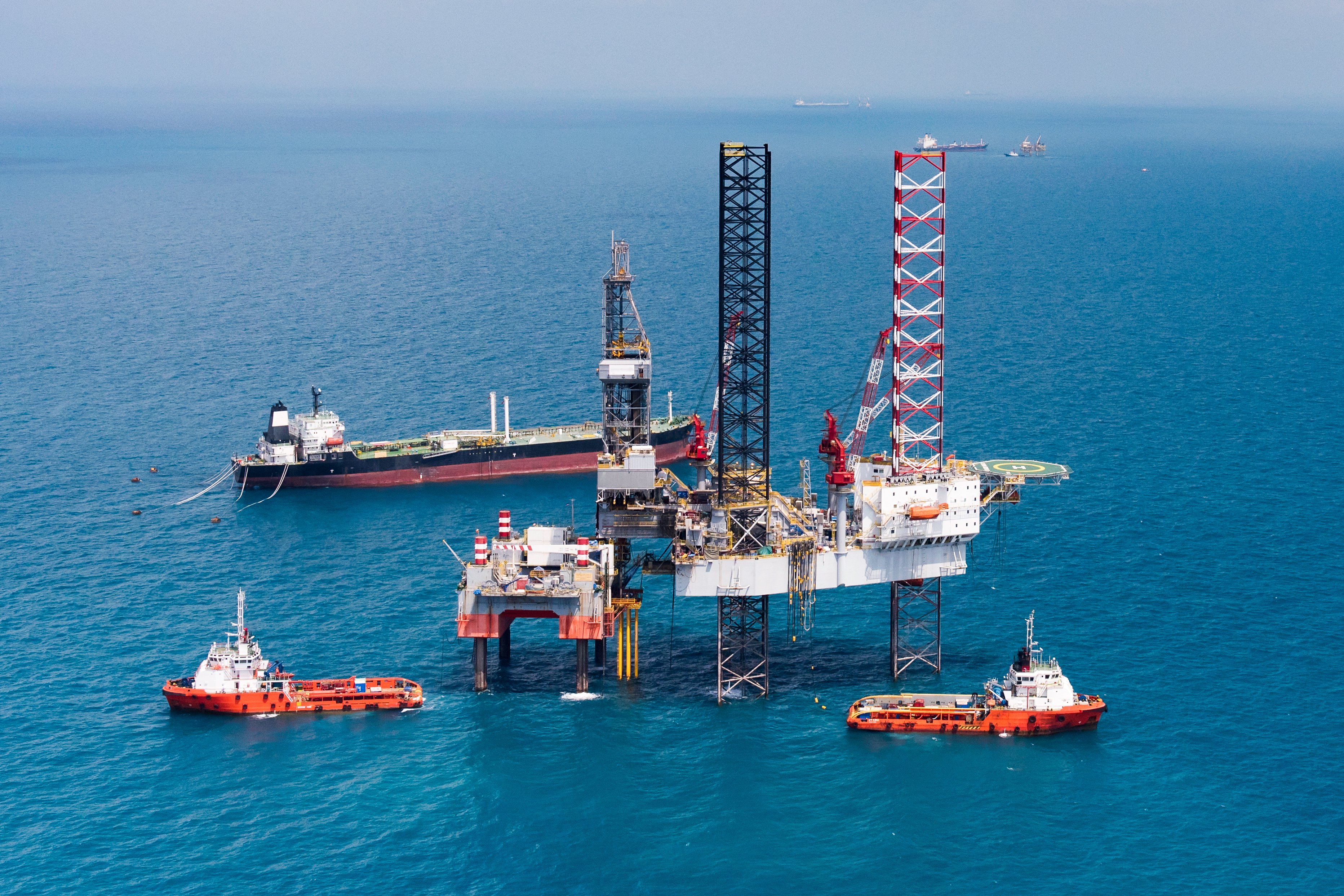 An offshore drilling rig with several vessels.