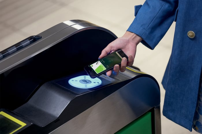 A person in Japan uses Apple Pay to pay for public transportation