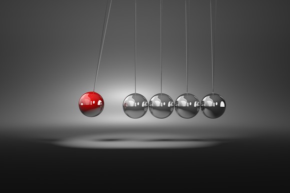 Image of metallic balls knocking against each other.