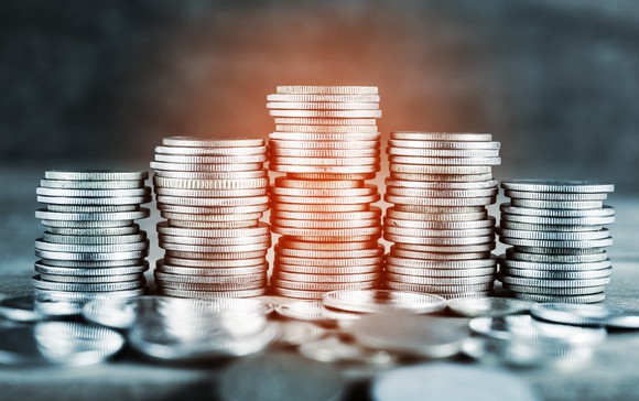 Stack of coins growing to a middle-stack apex.