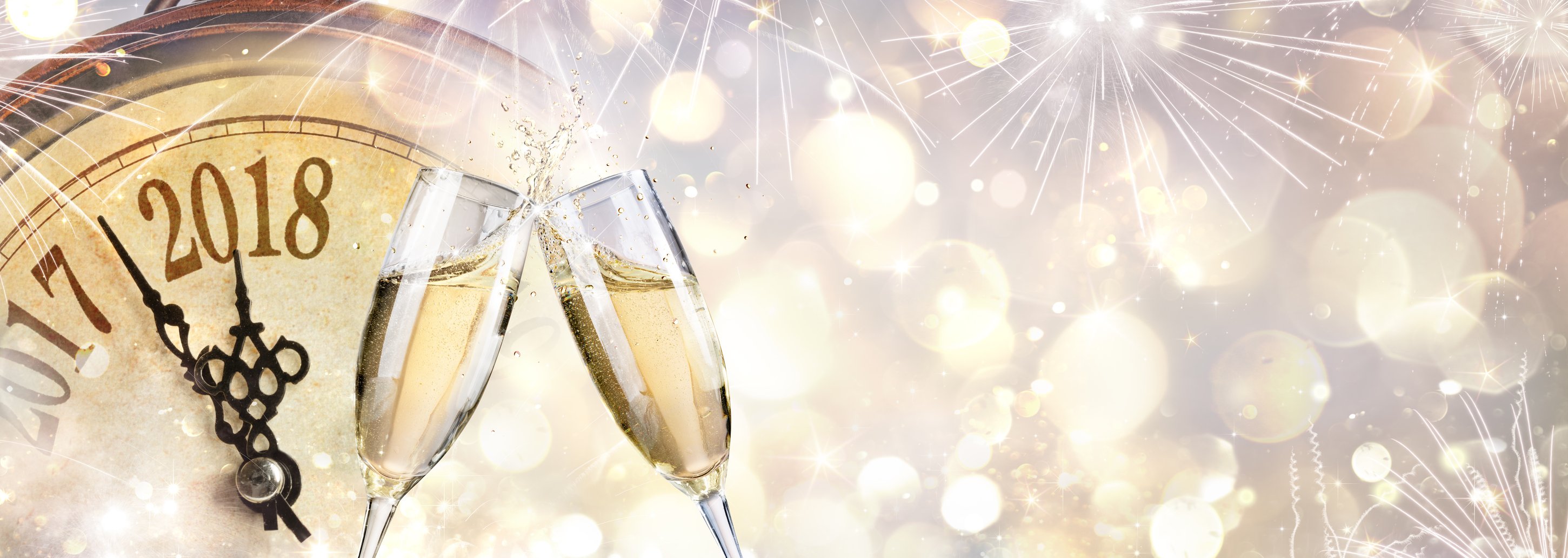 Clock pointing between 2017 and 2018, two champagne glasses