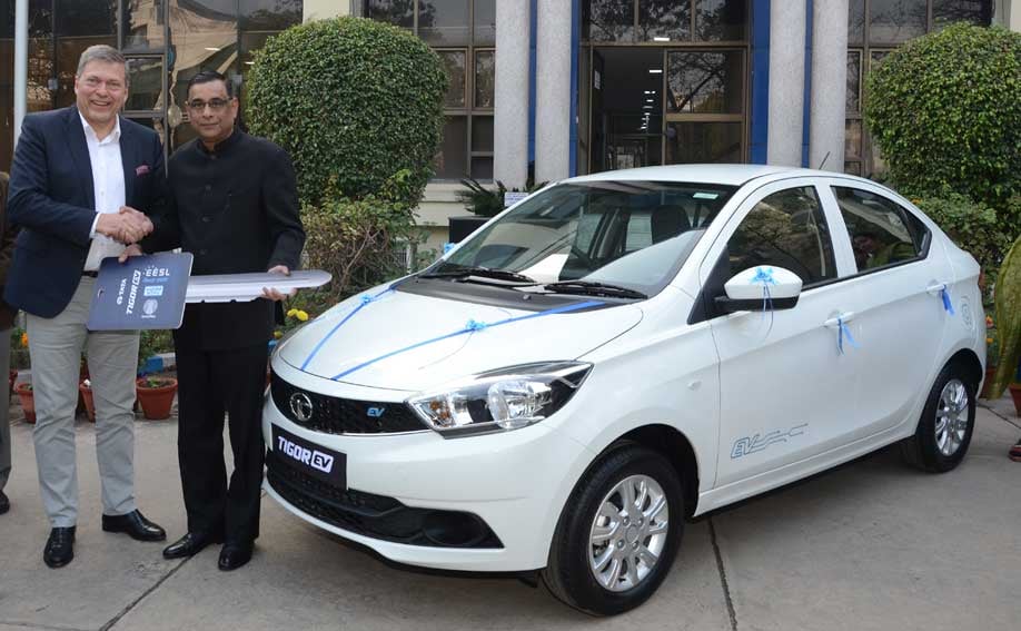 Tata Motors CEO Guenter Butschek handing over the keys of the Tigor EVs to Saurabh Kumar, Managing Director, EESL, an Indian Ministry of Power undertaking.