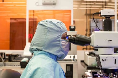 Apple_AMF_Finisar-technician_20171214