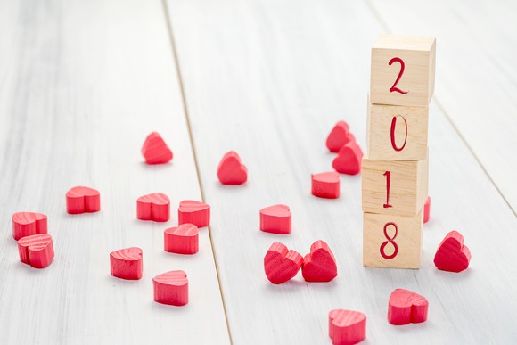 2018 written on wooden blocks next to lots of little hearts