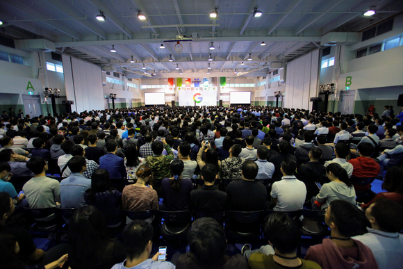 A crowd of HTC engineers in front of a Google logo